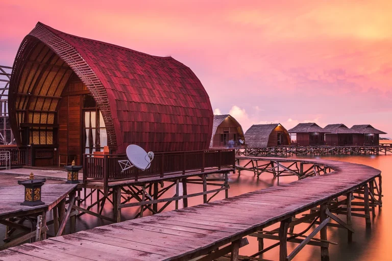 resort mewah di Raja Ampat.